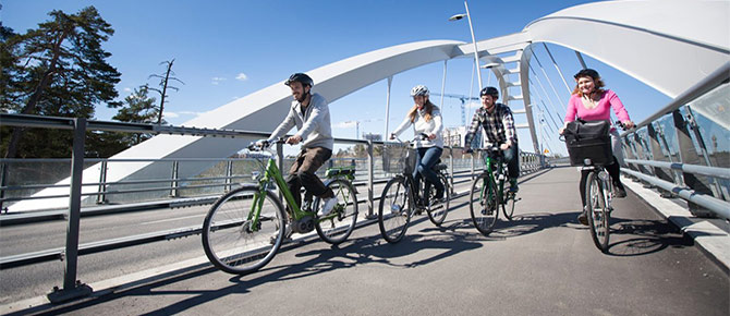 På Svindersviksbron med cykel. Foto: Fredrik Hjerling.