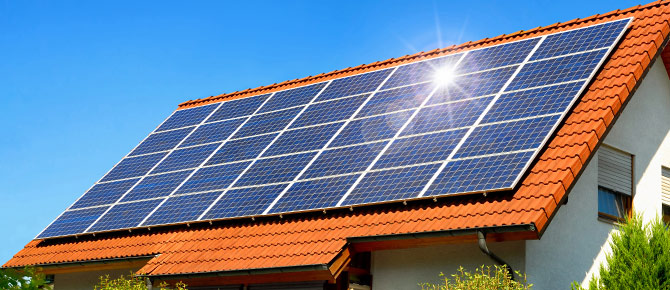 El från egna solceller minskar utsläppen. Foto: Adobe Stock.