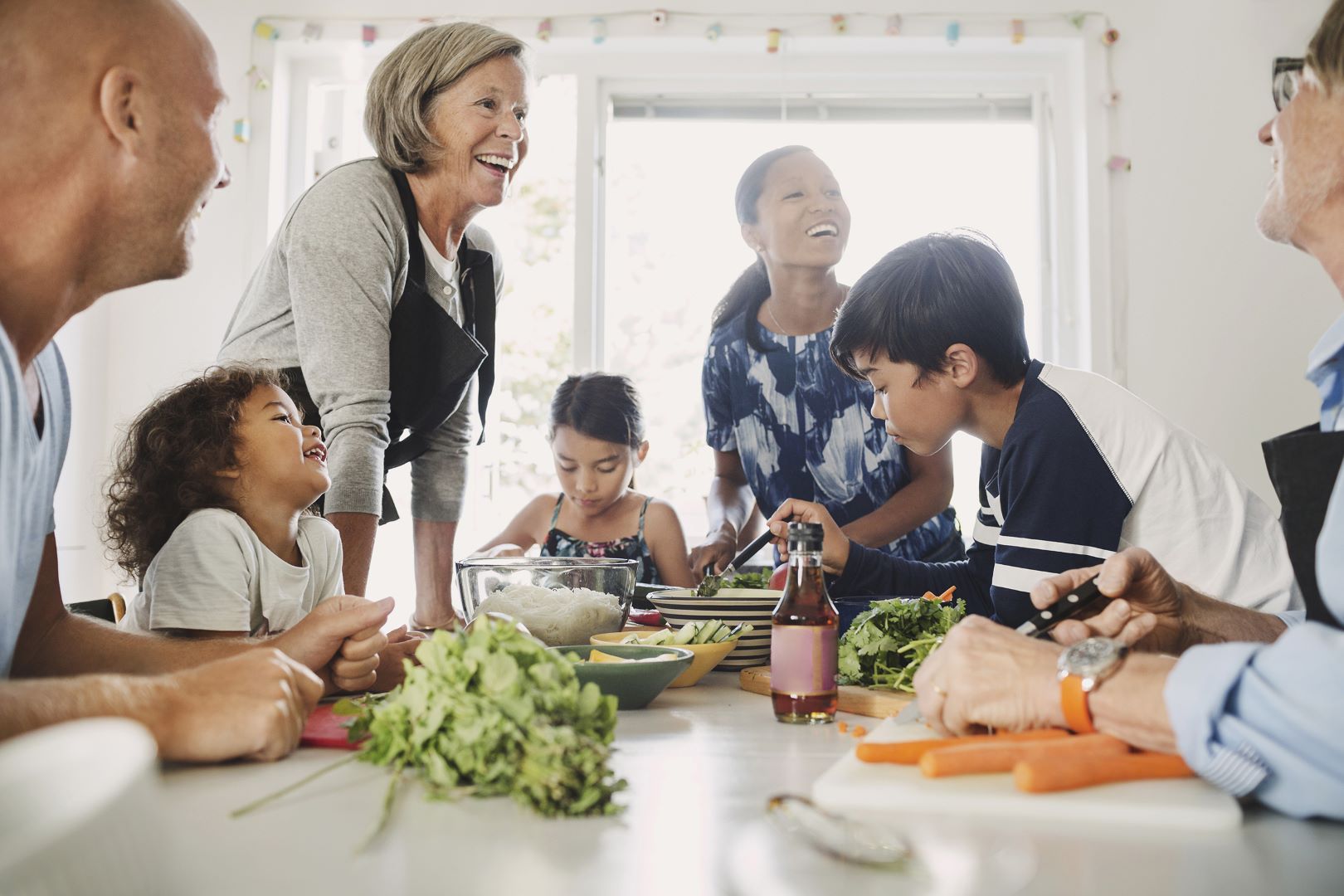 Familj vid köksbord